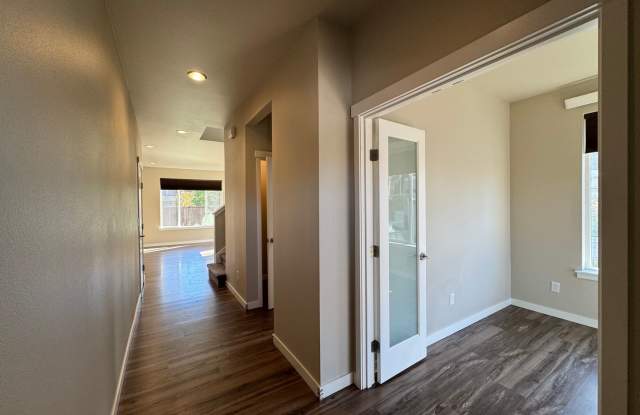 3 Bed, 2.5 Bath Home with Office in Blaine Gallery 3