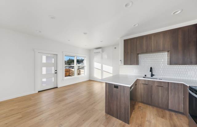 3 Bed 2 Bath - A/C Mini-split - Fabulous Floor Plan - Garage Gallery 4