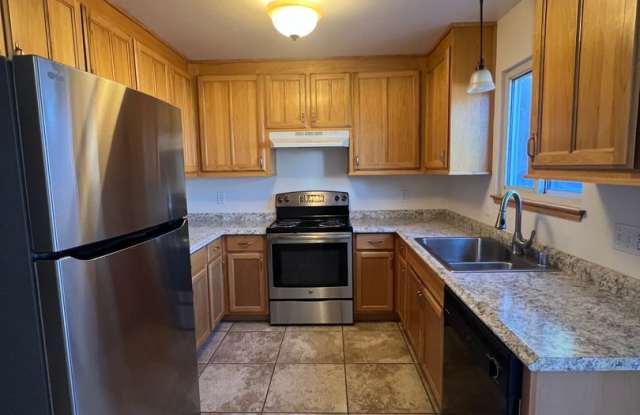 2 Bedroom 1.5 Bath Townhouse near Schools & Shopping Gallery 1