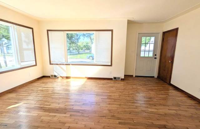 200 E. Lincoln, Remodeled 2 bedroom house with basement and garage Gallery 3