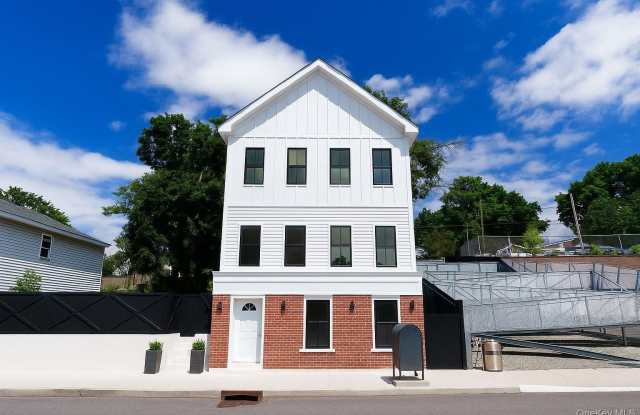 328 Columbia Street Gallery 1