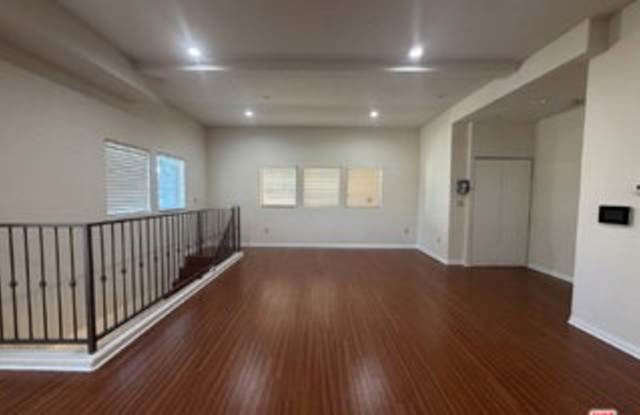 15024 Magnolia Boulevard Gallery 2
