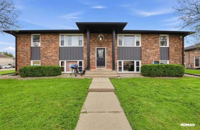 Charming 1BR Duplex in Manteno Gallery 3