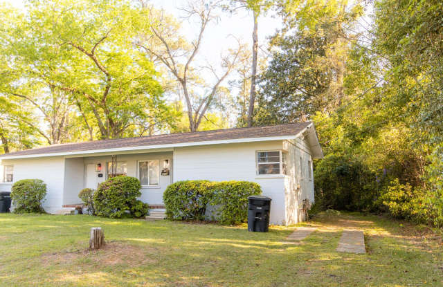 2 Bedroom / 1 Full Bath - Gallery 3