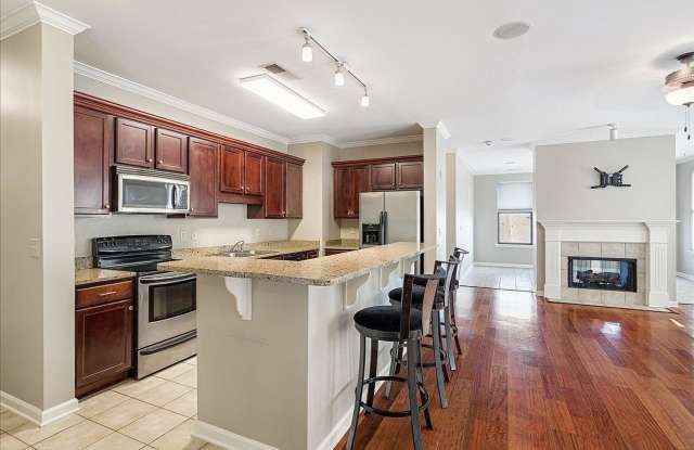 Spacious 2BR Condo in Downtown Memphis with 2-Car Garage Gallery 4