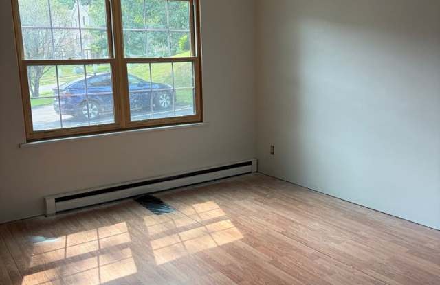 2 Bedroom, 1.5 Bath Townhouse Gallery 4