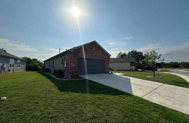 Spacious Well Maintained Single Story 2 Bedroom plus 1 Den, 2 Bathrooms Home for Rent in desired 55+ Sun City Community Gallery 4