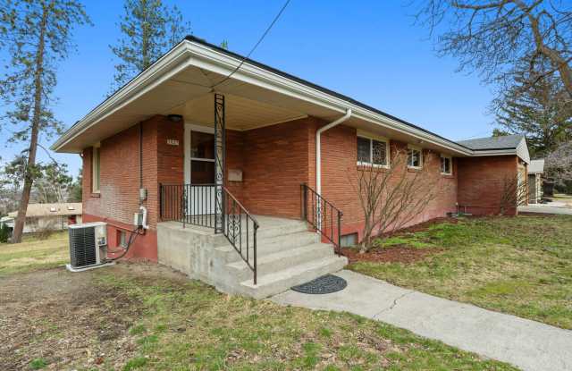 5 Bed 2 Bath Spacious 3200 sq/ft Lower South Hill brick rancher property Gallery 4