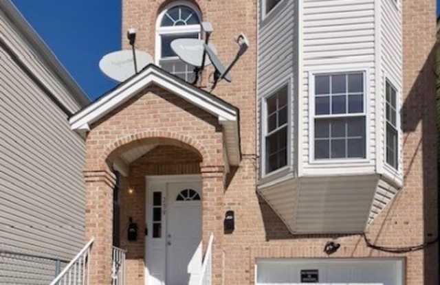 239 Bond St Unit 2 photos photos