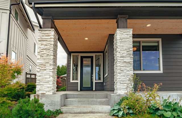 Stunning Ten Trails Home for Rent! 5 bedrooms and 2.75 Bathrooms! Gallery 4