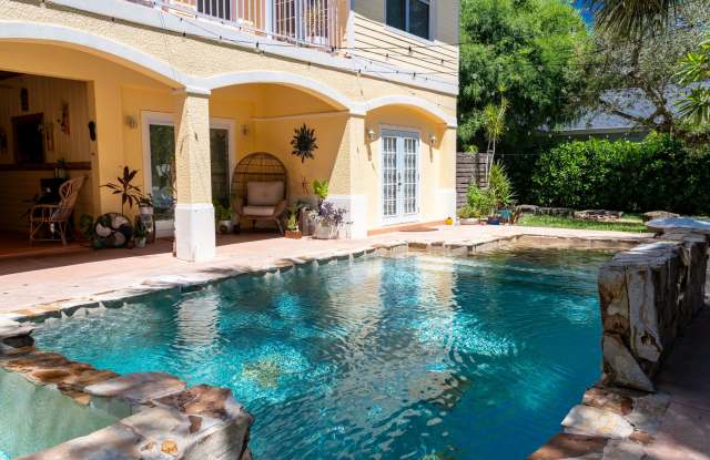 WONDERFUL BONITA SPRINGS ** VACATION RETREAT ** BEAUTIFUL STUDIO WITH PRIVATE HEATED POOL ** SEASONAL ** NO HOA SO MOVE IN QUICK ** CLOSE TO DOWNTOWN BONITA SPRINGS, PARK AND BEACHES ** photos photos
