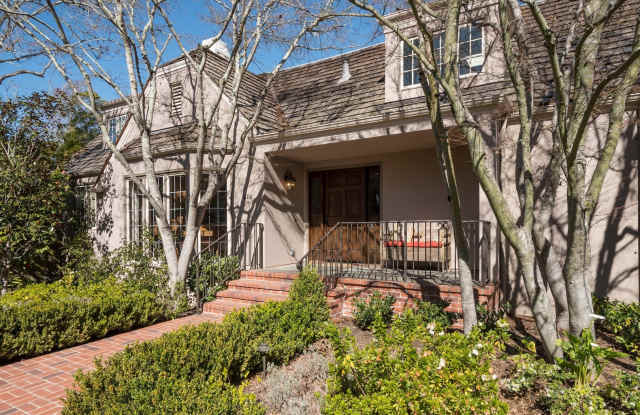 Welcome to 414 Dorchester Road... one of the finest rental properties locally available. Gallery 4