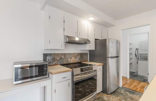 Cozy  sweet 1/1 condo in Lake Oswego with covered parking and storage included! photos photos