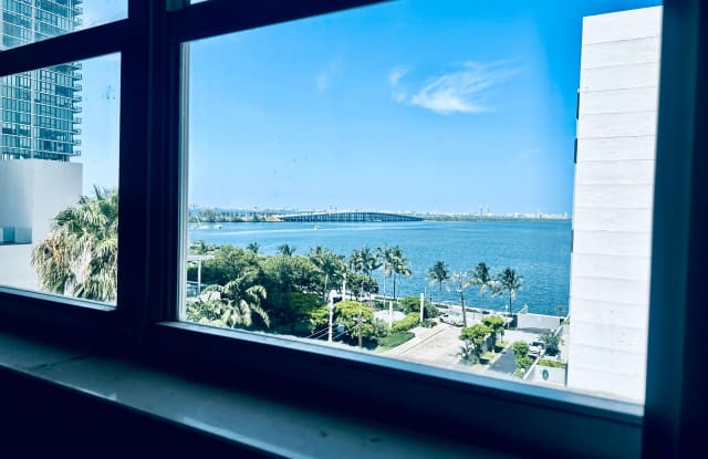 EDGEWATER - DIRECT WATER FRONT UNIT Gallery 3