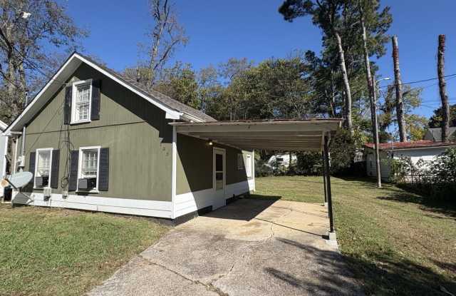 Charming Home in the Center of Shelbyville - 705 Landers Street, Shelbyville, TN 37160