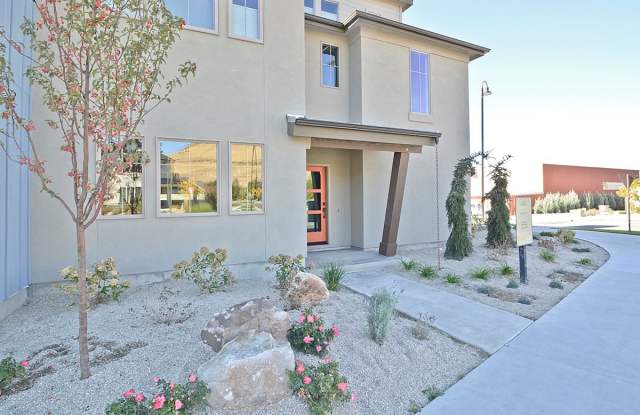One of a Kind-3 Bedroom and 3 Bathroom Luxury Townhouse in Harris Ranch. Gallery 4