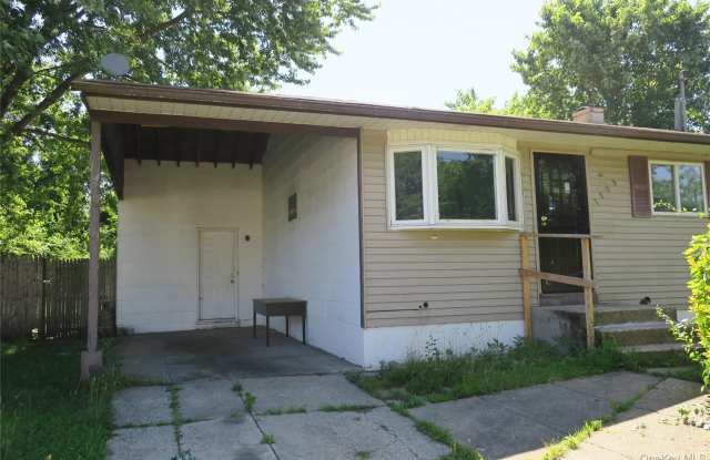 1703 Manatuck Boulevard Gallery 3