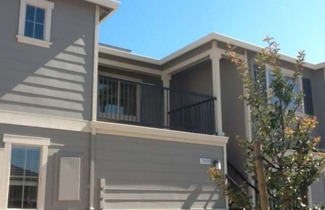 Two Bedroom Townhouse Style Apartment with Garage - Northwest Santa Rosa - 2481 San Miguel Avenue, Santa Rosa, CA 95403