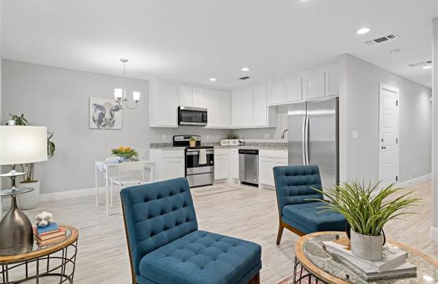 526 W Elm Street photos photos