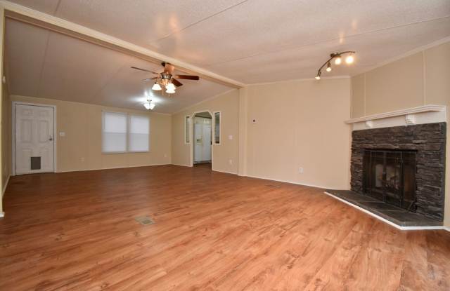 Spacious 3 Bed 2 Bath Trailer Gallery 4