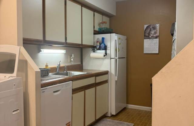 Two Bedroom Two Bath Condo Close To Newtown Gallery 4