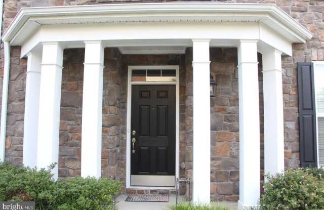 42387 TRELLIS Square Gallery 2