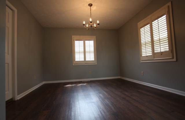 5 Bed / 3.5 Bath House with Fenced Yard & Double Garage - Available February 2027! Gallery 4
