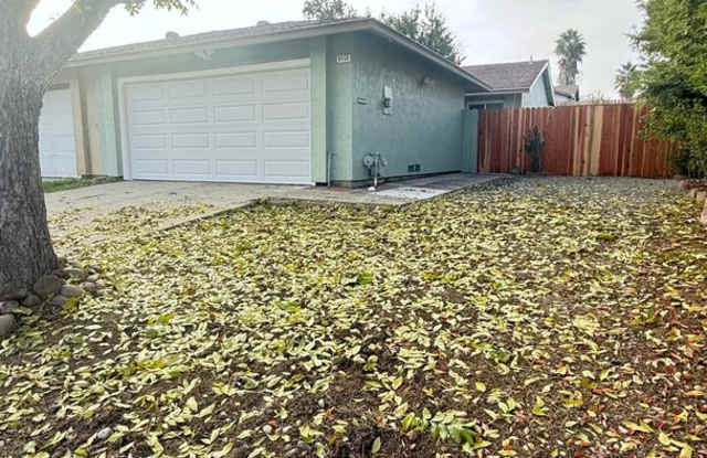 2 Bedroom 1 Bath Duplex in Antioch - 2112 Dogwood Way, Antioch, CA 94509