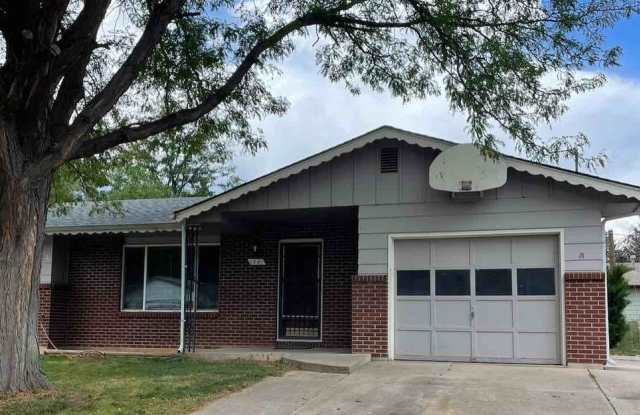 Charming 3 Bed, 2 Bath Home Near CSU & Old Town Fort Collins! photos photos