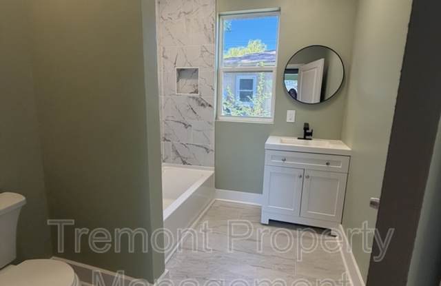 1904 East 25th Street Place Gallery 3