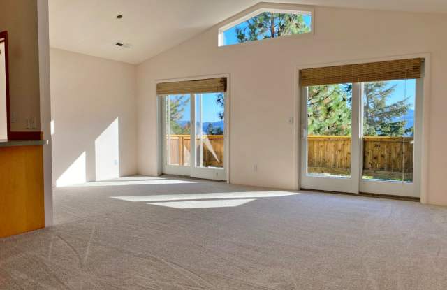 Cute Townhouse On Private Drive In White Salmon, WA Gallery 4