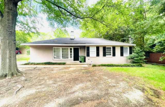 ** 4 Bed 2.5 Bath located in Mcgehee Allendale ** Call (334) 366-9198 for a self showing photos photos