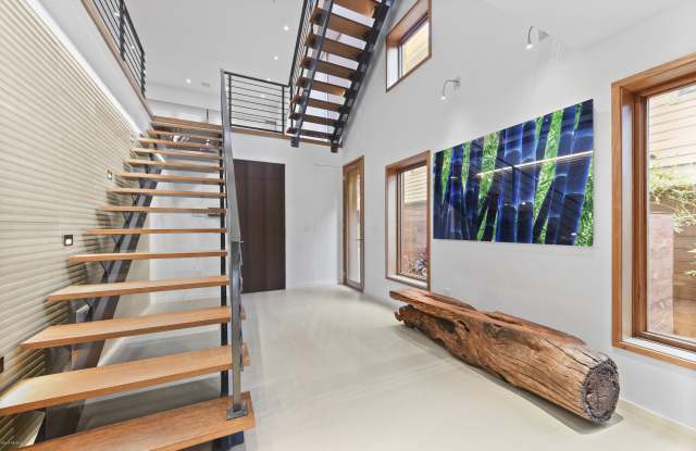 88 OCEAN BLVD Gallery 3
