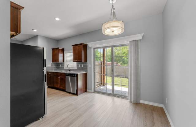 NEW LUXURY TOWNHOUSE in the sought-after Southwest area of Springfield, available now! Gallery 4