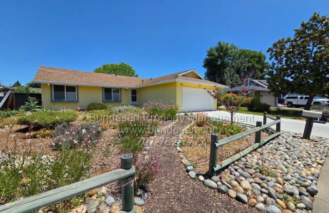 4bd/2ba ~Located off Golf Course Dr. in Rohnert Park ~ 5266 Evonne AvenueWelcome home! photos photos