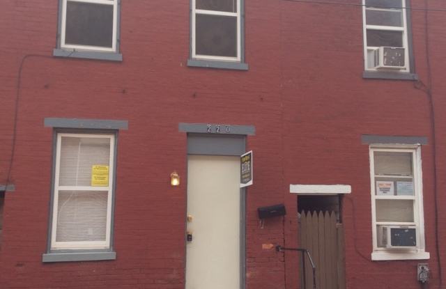 Cozy 3 Bedroom House, Yard-York City SD - 220 East Poplar Street, York, PA 17403