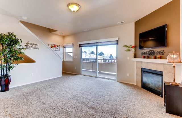 Beautiful 3 bedroom townhouse in gated community available! Gallery 4