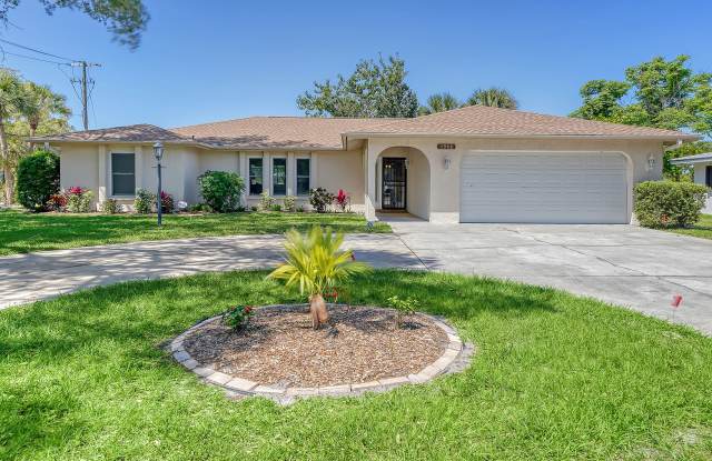 3 Bedroom, 2 Bath Home with Pool Near Siesta Key Gallery 3
