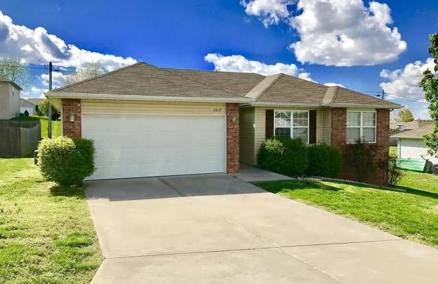 Charming 3 Bed | 2 Bath Home in the Heart of Ozark! photos photos