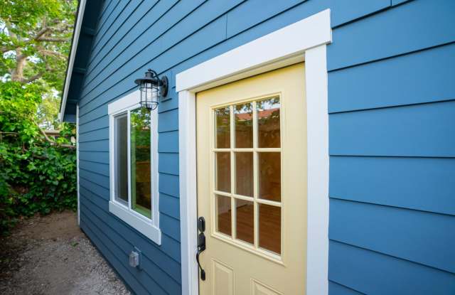 Detached ADU with Separate Driveway photos photos