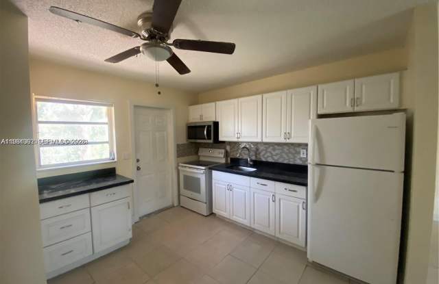 933 NE 38th St photos photos