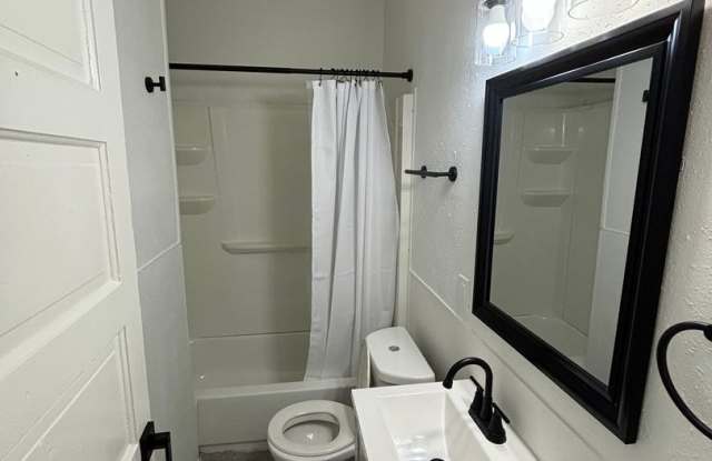 Spacious 6-Bedroom Home with Modern Updates in Franklin Heights photos photos