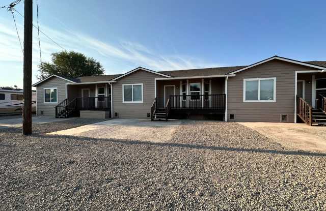 MOVE IN SPECIAL!  $500 Off First Months Rent!  Newly Remodeled 3 Bedroom Tri-Plex in Prineville Gallery 2