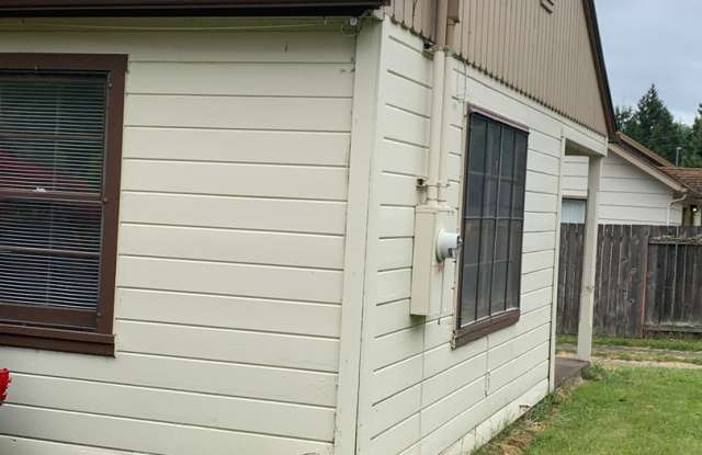 2 Bedroom ~ 1 bath Cottage near Campus in serene setting photos photos