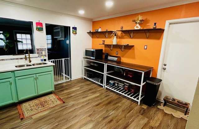 Charming 3 Bedrooms 2 Bathrooms House near I-37 and Downtown Gallery 4