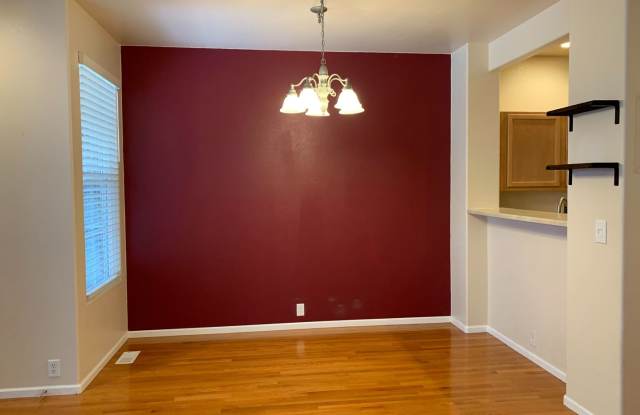3 Bedroom Updated Townhouse in Fountain Gallery 4