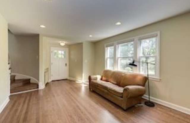 8402 Cedar St Gallery 3