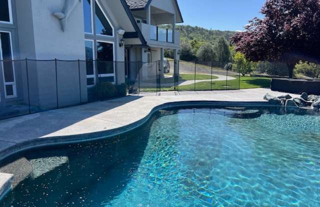 East Medford Luxury View Estate | Infinity Pool | 5 Private Acres- Not Fenced Gallery 3