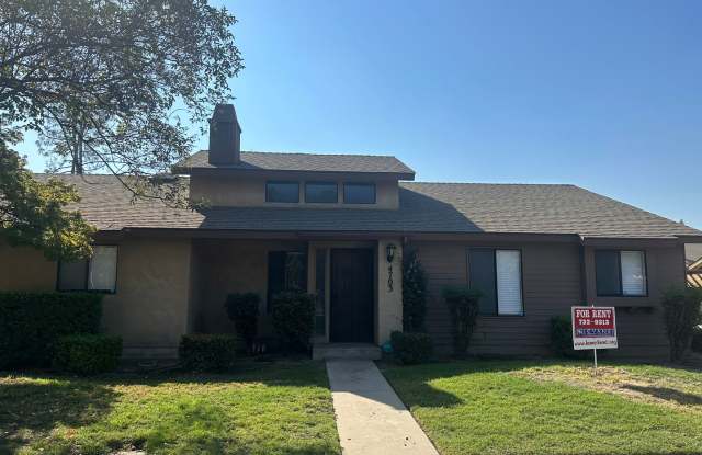 Clean condo centrally located in Visalia with new flooring and paint! Gallery 1