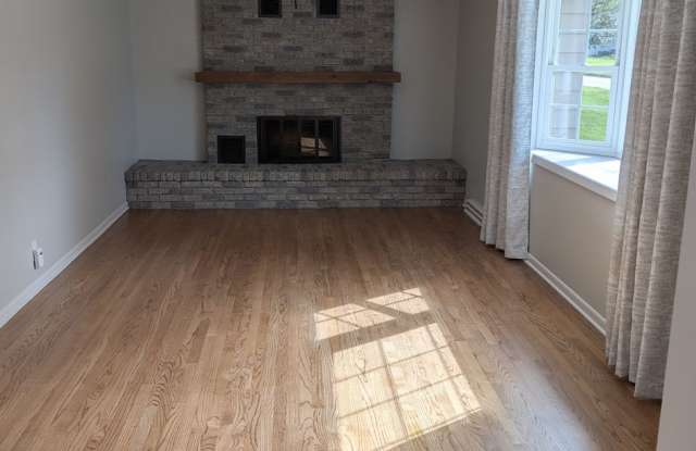 Garage Space Galore in Bellevue. Gallery 4